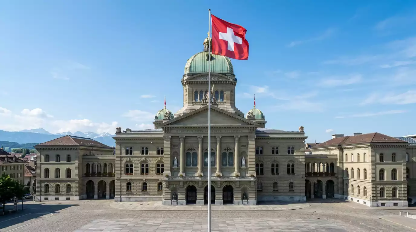 Schweizer Bundeshaus in Bern mit Schweizer Flagge an einem klaren Tag