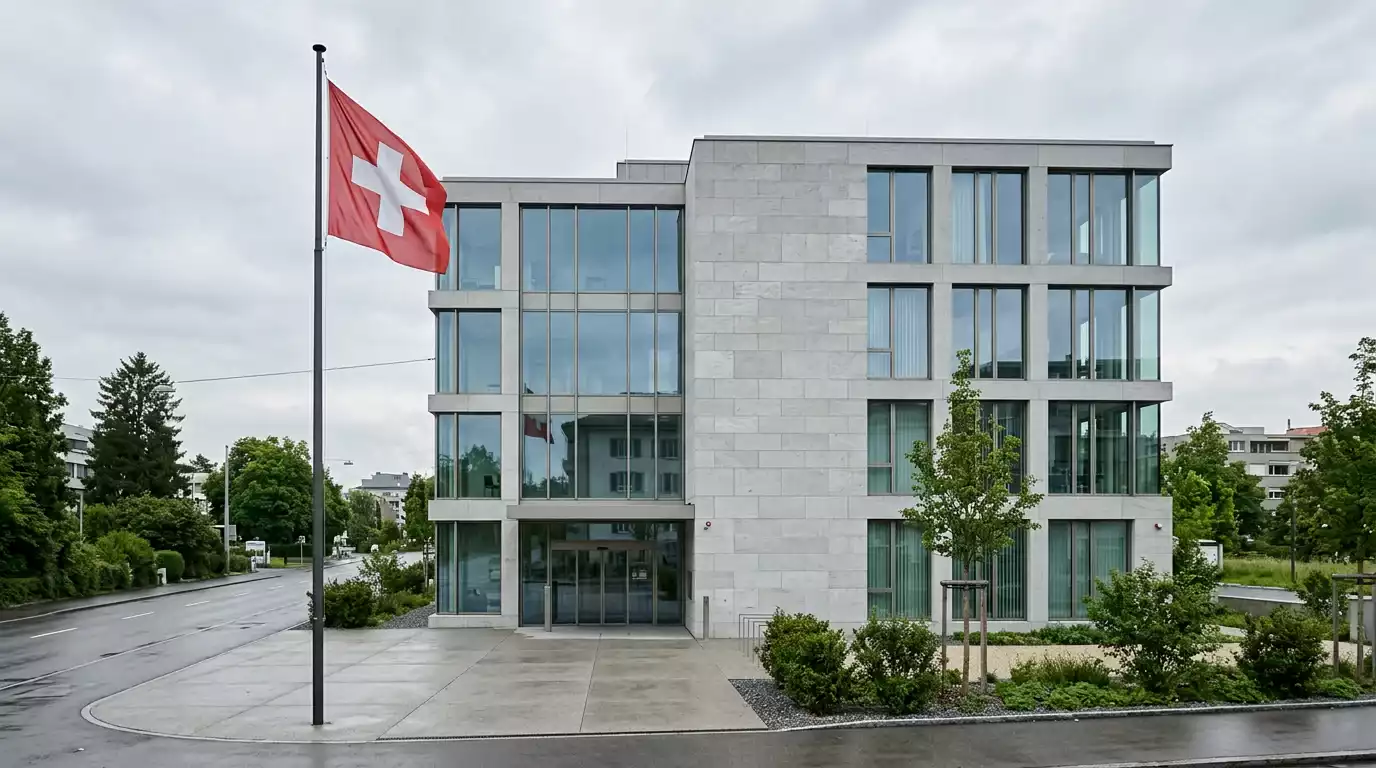 Modernes Bürogebäude einer Schweizer Aufsichtsbehörde mit Schweizer Fahne